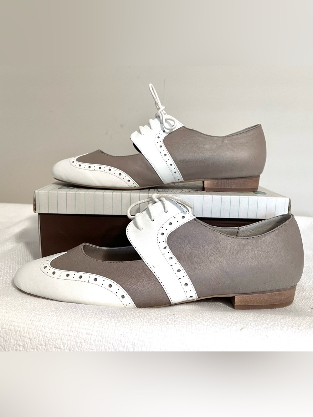 12M Jeffrey Campbell lace up spectator
